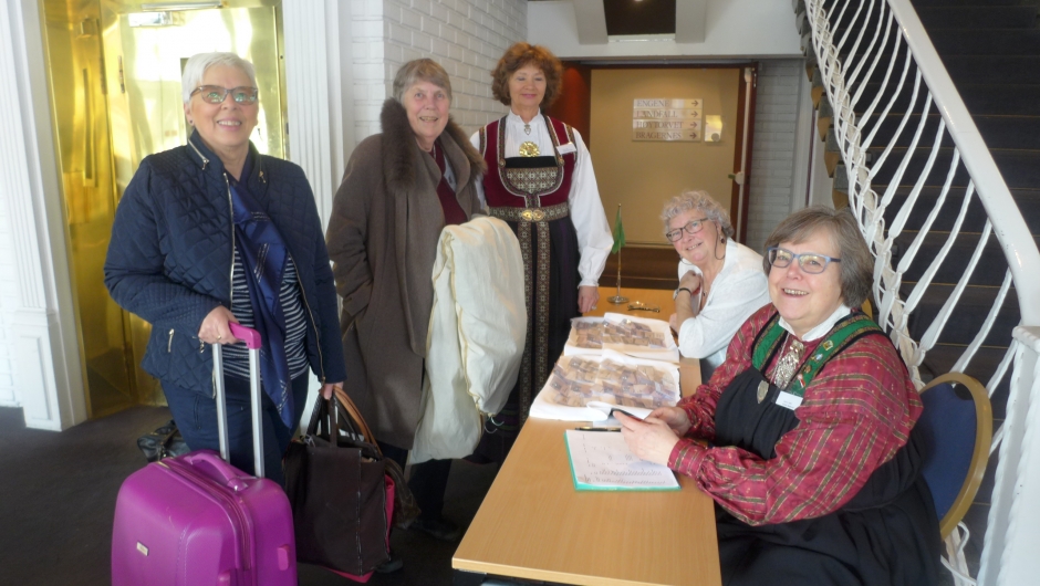 Frøydis, Reidun og Kristin ønsker velkommen.