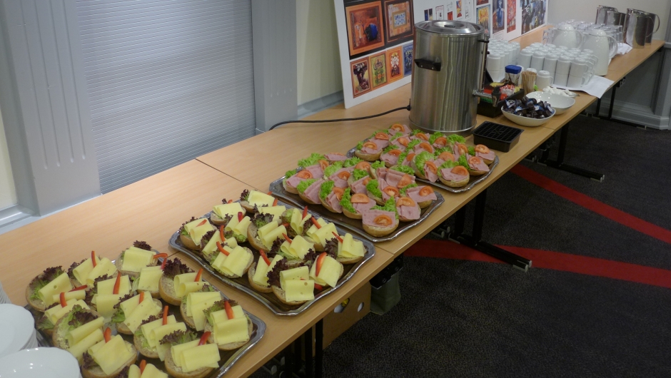 Velkommen med kaffi og rundstykke.