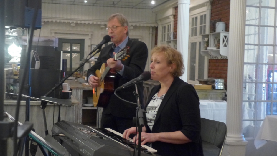 Fin underhaldning ved bordet.