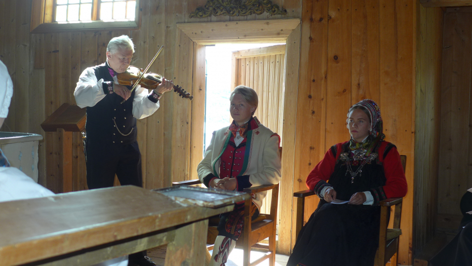 Spel for brudeparet.