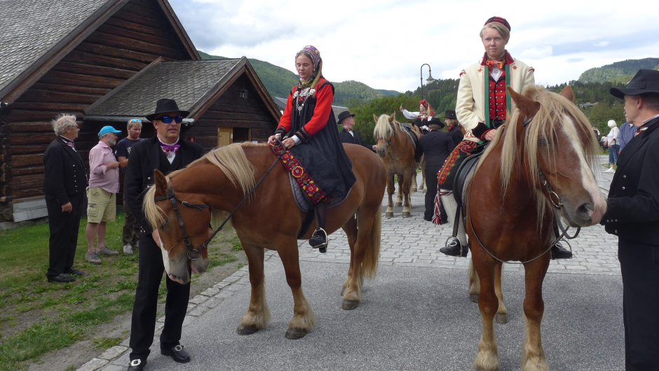 Brudeparet til hest. No startar brudeferda langs Holsfjorden til gjestebods garden.