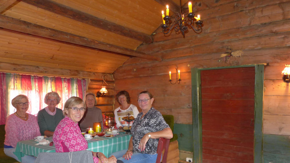 Formiddagsmat i gamlebua før vi starta på arbeidsøkta.