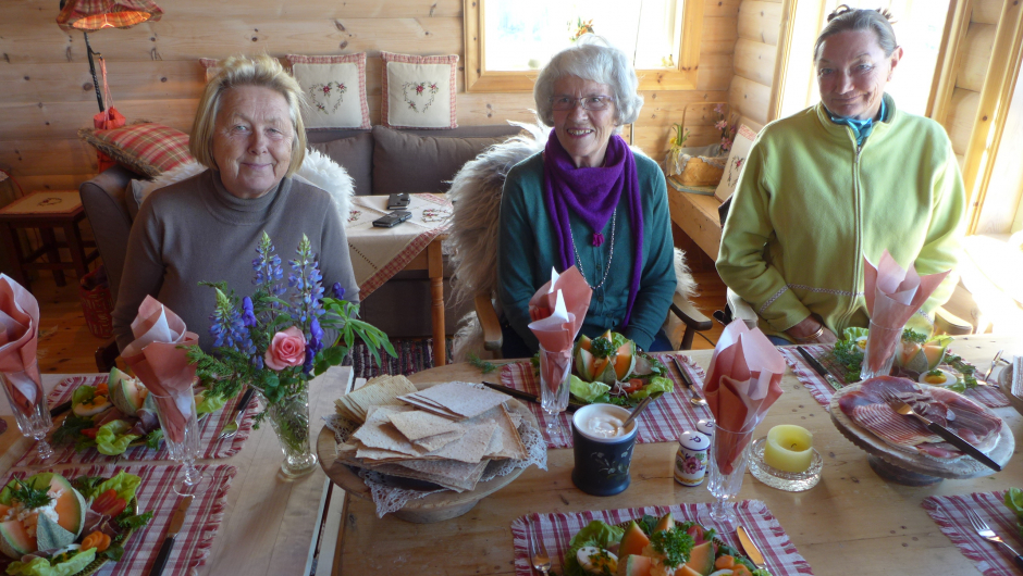 Samla til kveldsmat ... Marit Stevning, Helga Wetterhus, Sølvi Jødal.
