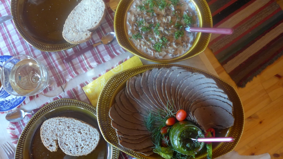 Etter lang formiddagsøkt kunne vi nyte Else sin medbrakte middag, nydeleg høylandsfekjøtt med ramslaukpuré og ein herleg soppstuing.