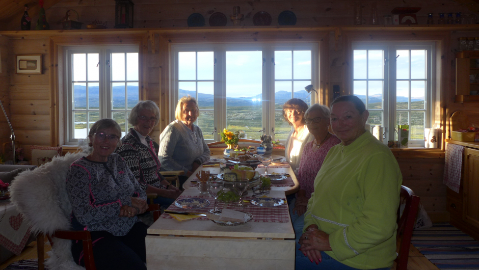 Seminaret vel i hamn. Ostebord nytes. Kortreist ost!!! Frå Hol ysteri.