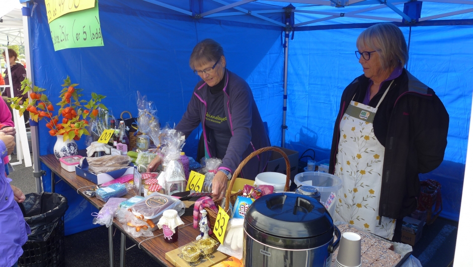 Sjå, så mange flotte gevinstar! Det er gratis kaffi og kake. Populært;-)