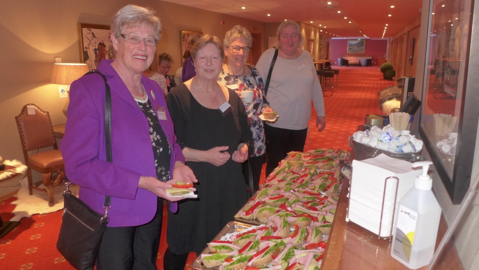 Velkommen med kaffi og rundstykke.