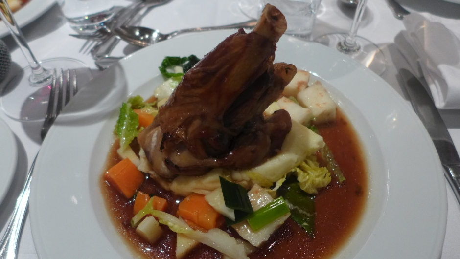Først var det kamskjell på blomkålkrem, og her herleg lammeskank