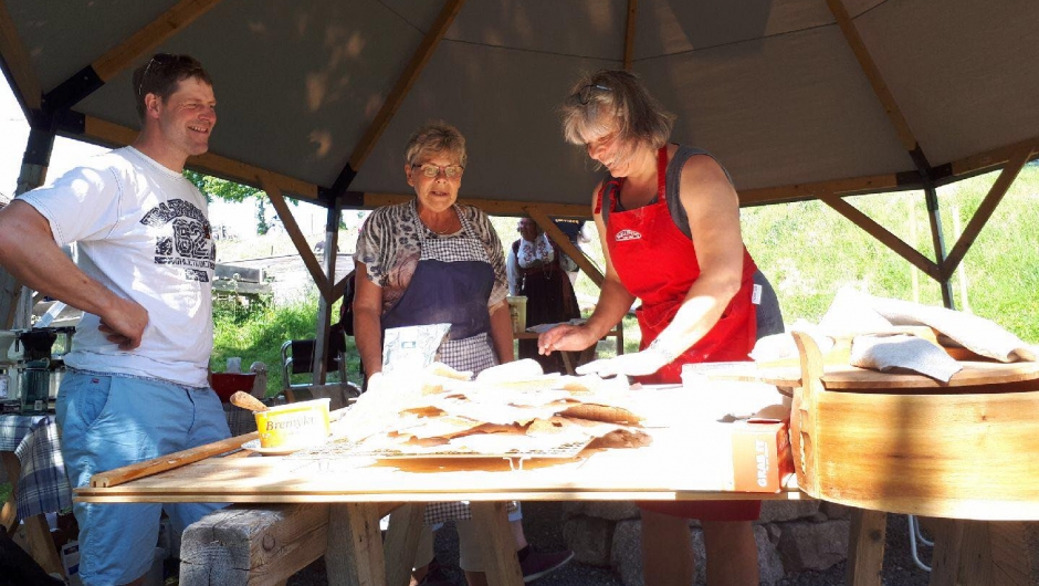 Flatbrød fra på vedfyrt takke Flatbrød fra vedfyrt takke