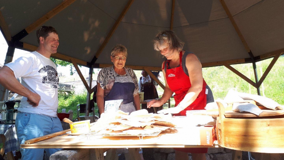 Flatbrød fra vedfyrt takke på Labro Flatbrød fra vedfyrt takke på Labro