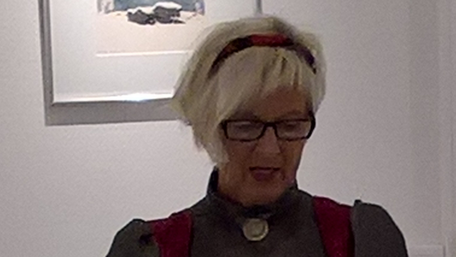 Leder Laila leser festprolog for 80-års jubileet. Leder Laila