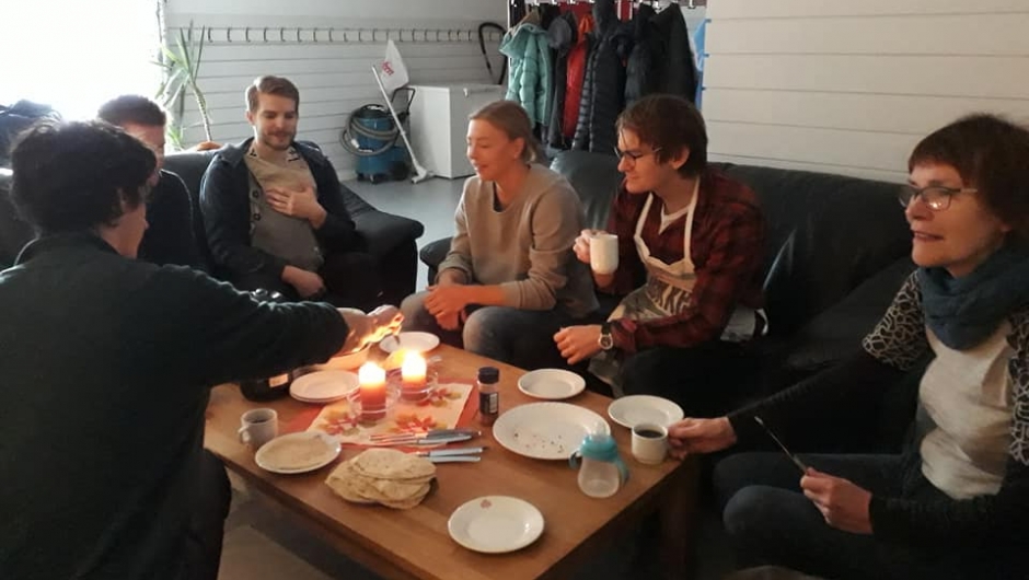 Uten mat og drikke duger lefsebakerene ikke! Foto: Ingunn Talgø Uten mat og drikke duger lefsebakerene ikke! Foto: Ingunn Talgø