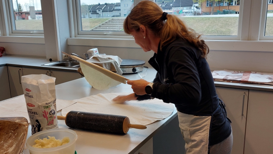 Lefsa tvinnes på pinne