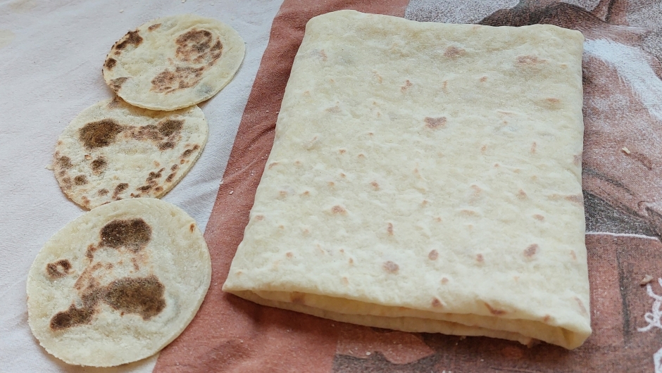 Ferdig stor brettet lefse og tre små