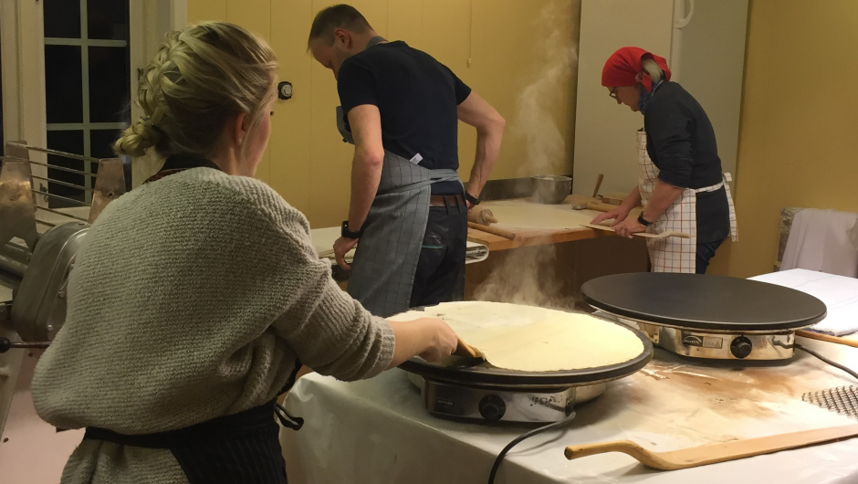 Kjevling og steking Potetlefsebaking