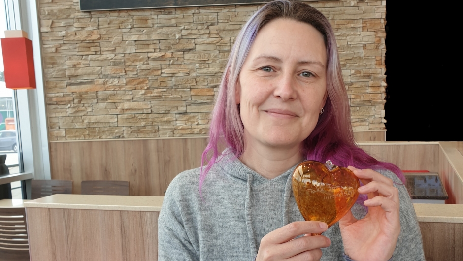 Linda fikk hjerte blåst av Anne Ka Munkejord, Glasshytta i Vivestad som takk for innsatsen i styret. Årsmøte10/4-21