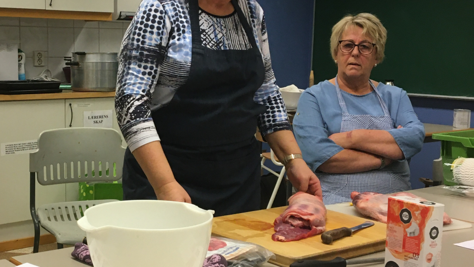 Lisbeth viser hvordan lage lammerull