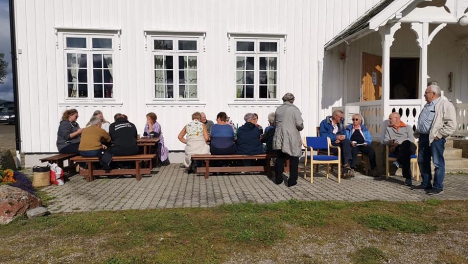 Flott vær til å Nyte en kaffekopp mellom kjøpslåingene. Foto: Gudny Sverkmo