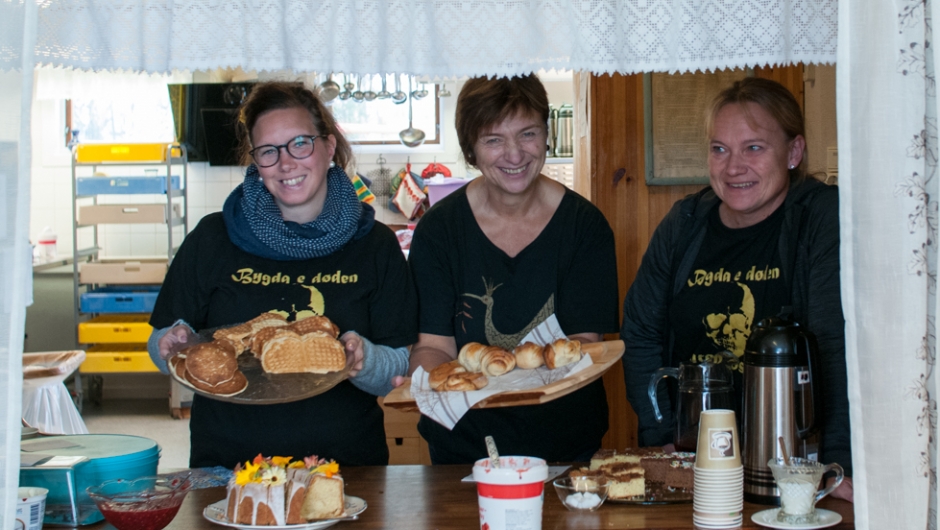 Kjøkkendamene godt forbered med mye godsaker. f.v. Mari Heggdal, Kari Brit Flenstad og May Kristin Brørs. Foto: Monica Sotberg