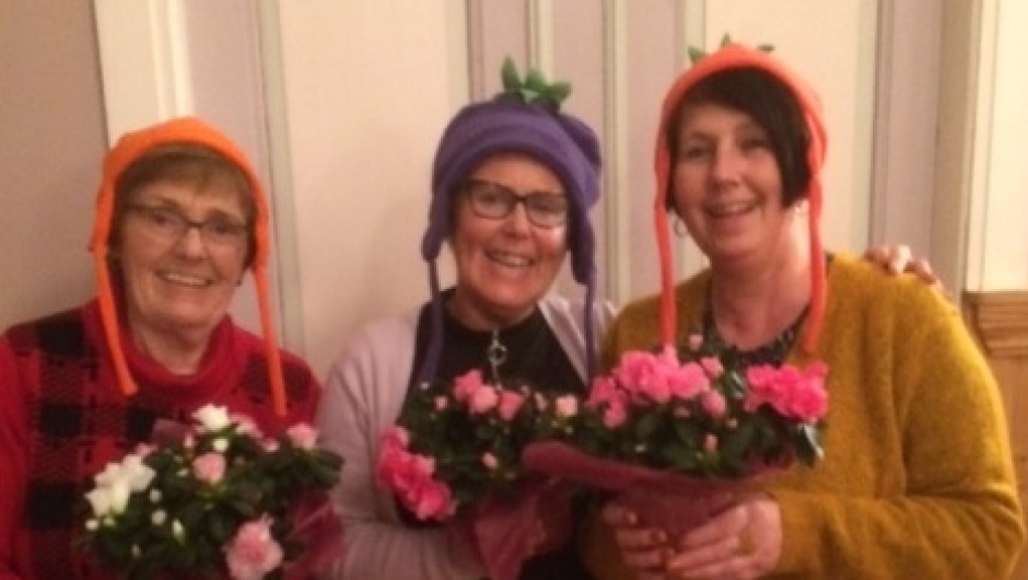 lykkelige vinnere av luer og blomster