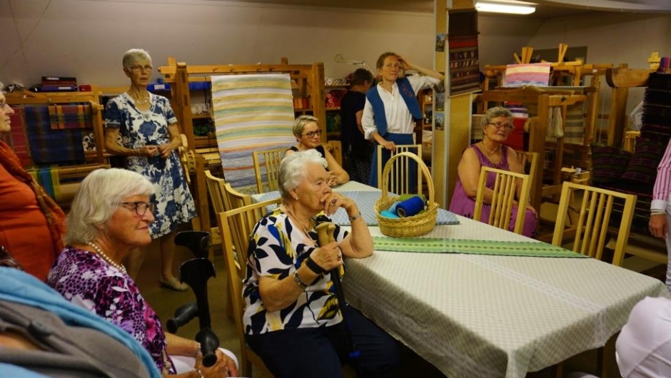 Forsamlingen lytter til at Odny-Marit forteller