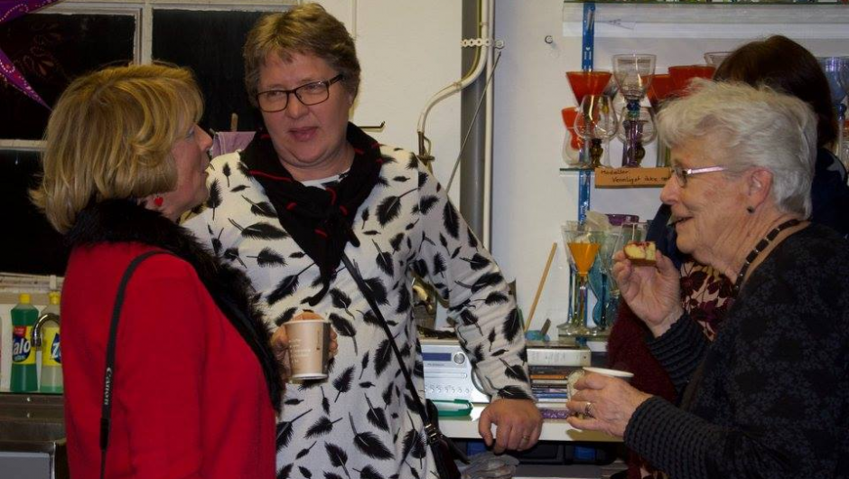 Marianne Løchen, Margunn Einarsen og Berit Tronrud i prat over kaffekoppen