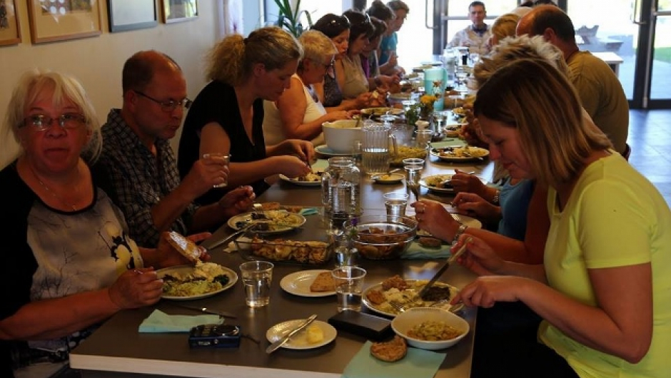 Mange som har sanket og plukket av naturens spiskammer. Kokkelert. Og nå skal de smakes.