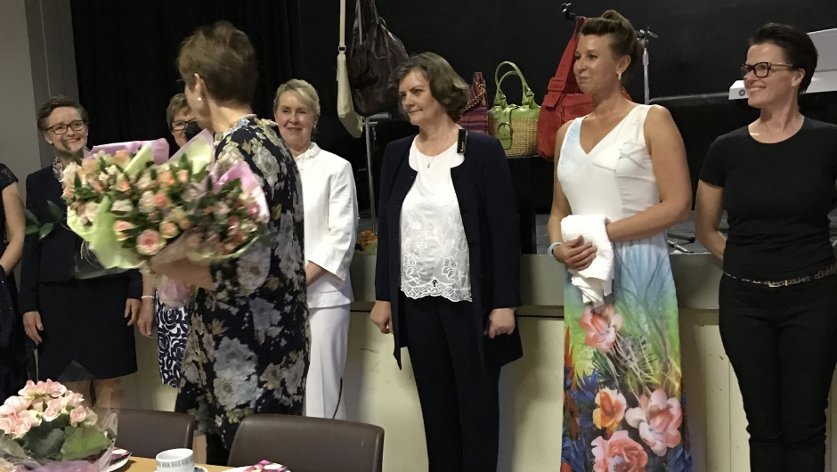 Unni overrekker blomster