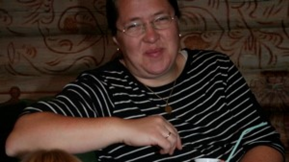 Margunn Einarsen koser seg med kirkekaffen og kaker