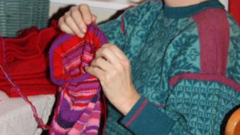 Hvorfor må alle nisseluer være røde spør Marianne, og strikker en som er rosastripet...