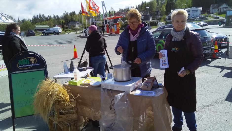 Deler ut smaksprøver