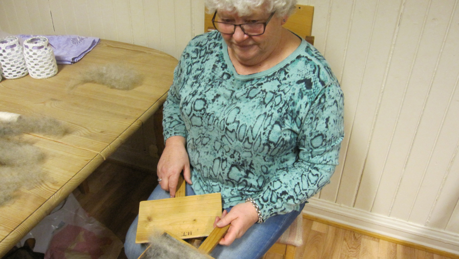 Mette viser karding av ull Mette viser karding av ull
