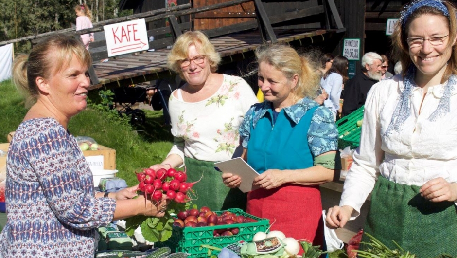 Mette Halvorsen handler på grønnsakstanden. Trine Steen, Gro Langseth og Wenche har oversikten