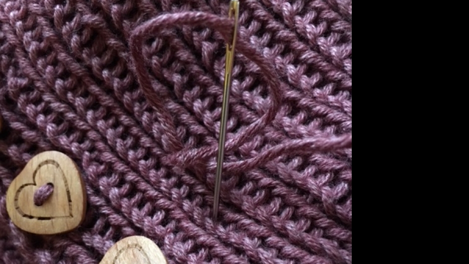 Mona Sjonbotn. Fester tråder på tunika til lille Elea. Oppskrifter fra heftet Tullemor og lillebror. Mona Sjonbotn. Fester tråder på tunika til lille Elea. Oppskrifter fra heftet Tullemor og lillebror.