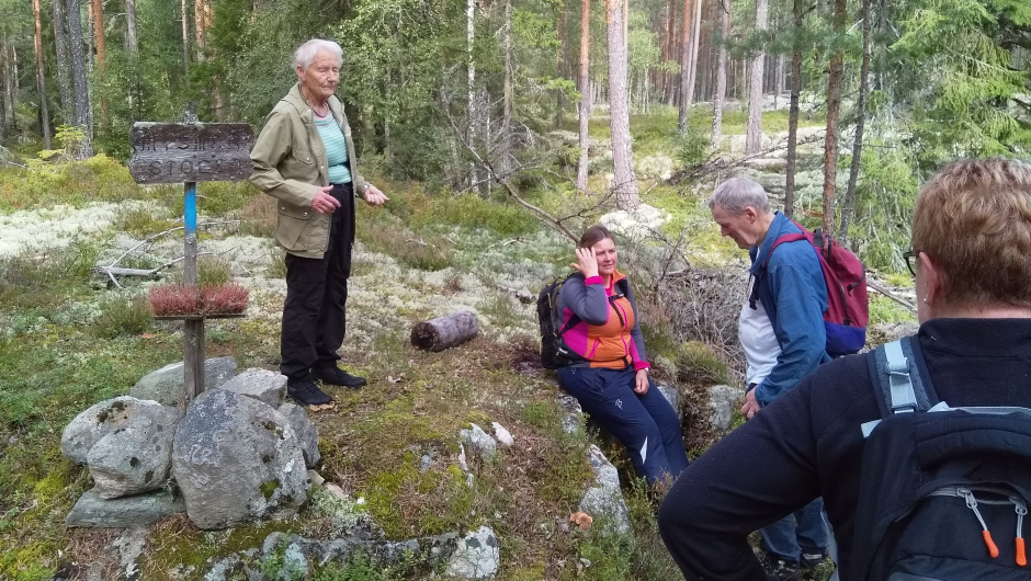Mysmørstolen - en steinbenk der folk hvilte på veg hjem fra setra Mysmørstolen - en steinbenk der folk hvilte på veg hjem fra setra