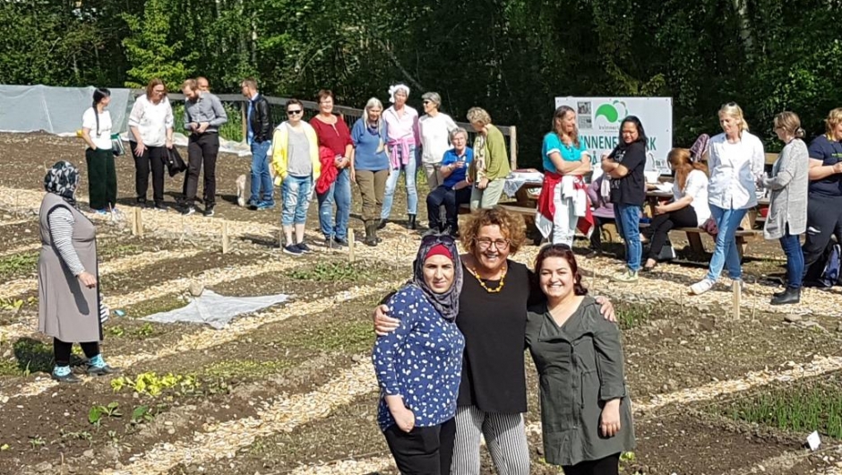 Nabila, Statsråden og Sakina foran forsamlingen