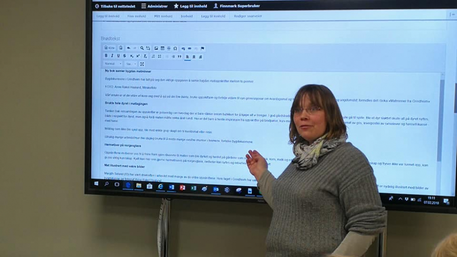 Helle forklarer om nettsiden. Foto: Jorun Henriksen