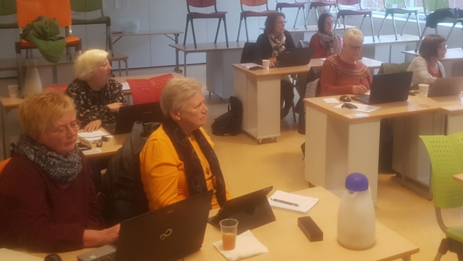 Det var 12 bygdekvinner frå 8 lokallag fekk opplæring på nettsider. Det var 12 bygdekvinner frå 8 lokallag fekk opplæring på nettsider.