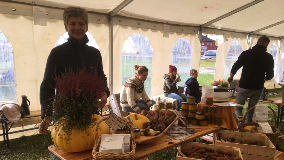 Nina med sin stand fra Grøtjern Nina fra Grøtjern