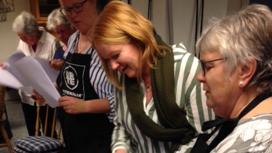 Nina og Solveig lager Bountysjokolade