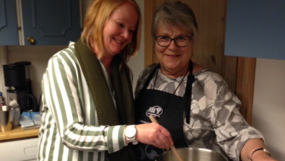 Det kokes før det skal over i form og fryses