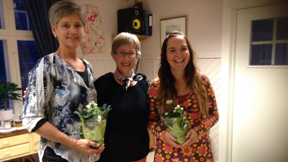 Liv takket Nina og Tina med en blomst Liv takket Nina og Tina med en blomst