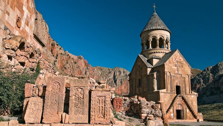 Noravank kloster, se; Steintavlene/gravsteinene me de unike uthuggningene. Noravank kloster, se; Steintavlene/gravsteinene me de unike uthuggningene.