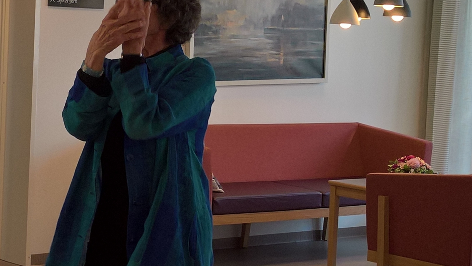 Lise underholder beboerne på Nordbyen omsorgssenter Lise skaper stemning