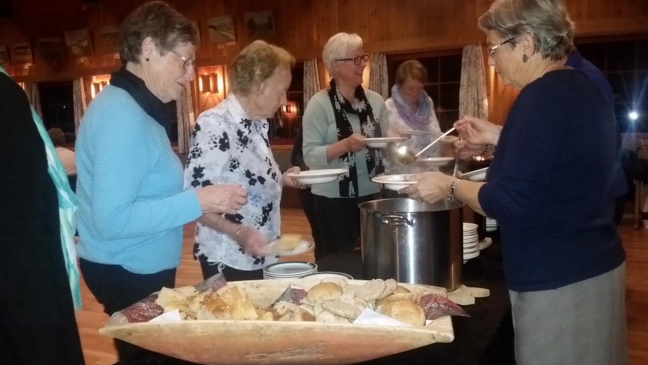 Nydelig høstsuppe med fersk bakst til!