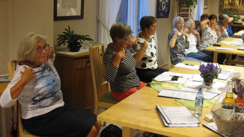 ... og alle er med på øvelsene ... og alle er med på øvelsene