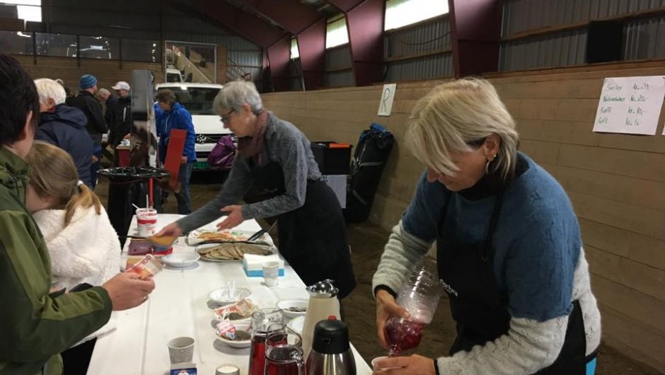 Anne Helene Vedvik og Kari Paulen, salg i Hallen
