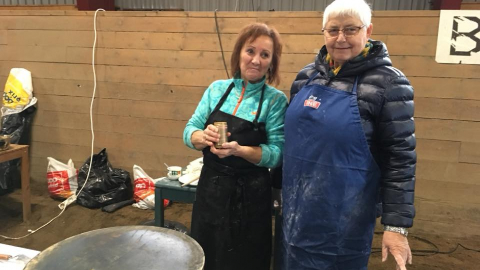 Lillian Bø og Sigrun Seime tok seg av natronkakene.