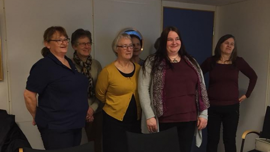 Damene igang med bli-kjent øvelsen. Foto: Linda Nordlie