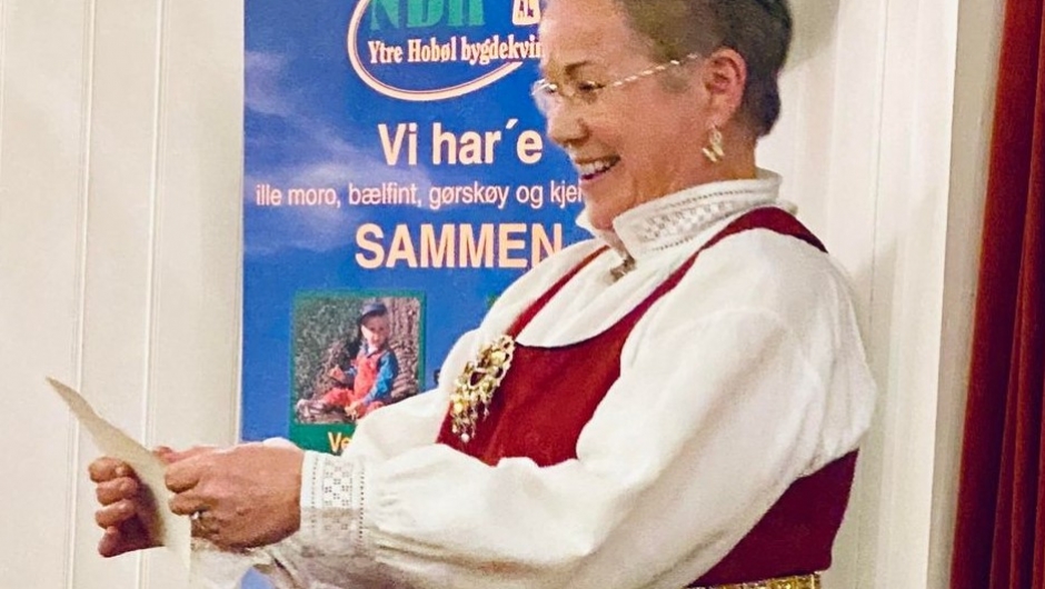 Berit Dingstad fra Øvre Hobøl Bygdekvinnelag hadde hyggelig hilsen fra laget sitt på rim Berit Dingstad fra Øvre Hobøl Bygdekvinnelag hadde hyggelig hilsen på rim fra laget sitt.